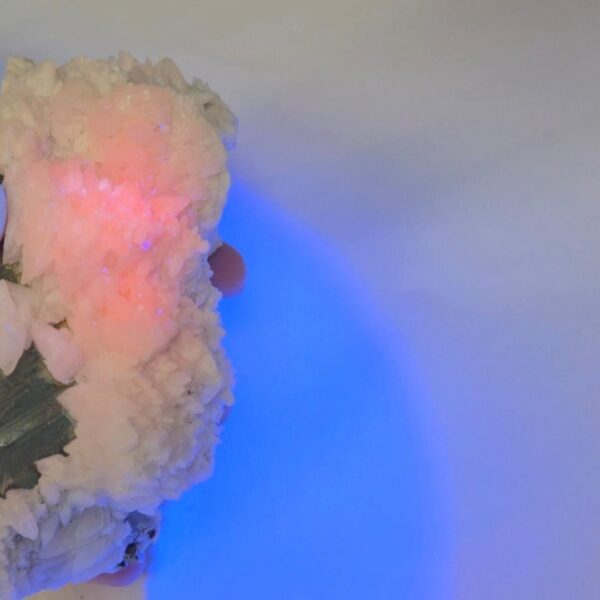 #manganocalciet #calciet #pyriet #uvreactive #fluorescentminerals #crystals #edelstenen