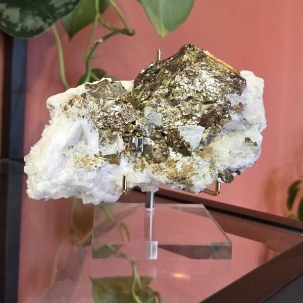 #manganocalciet #calciet #pyriet #uvreactive #fluorescentminerals #crystals #edelstenen